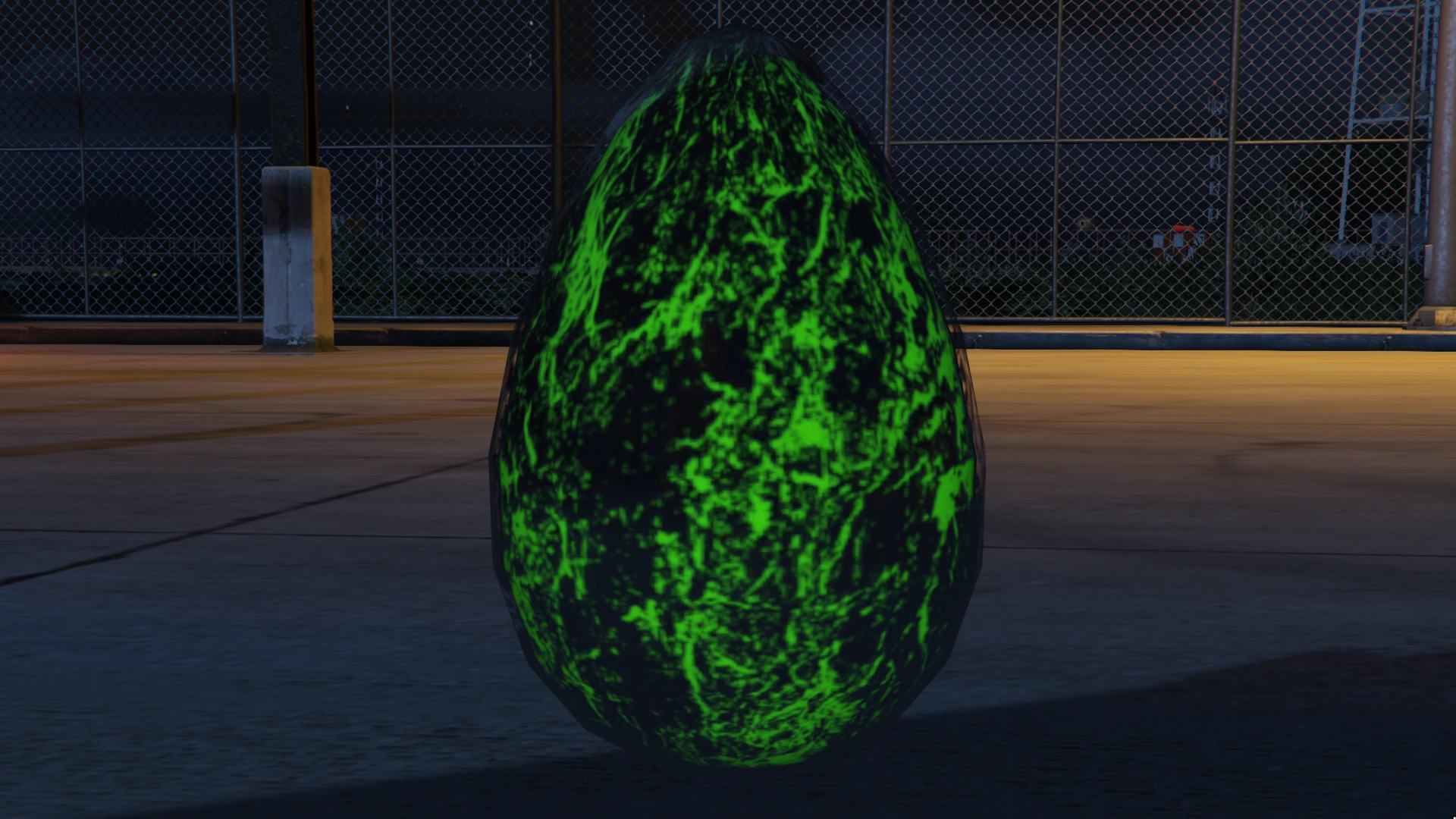 نمای شب تخم فضایی توی GTA Online، وقتی که راکاستار تصمیم گرفت prop_alien_egg_01.ydr رو زنده کنه.
