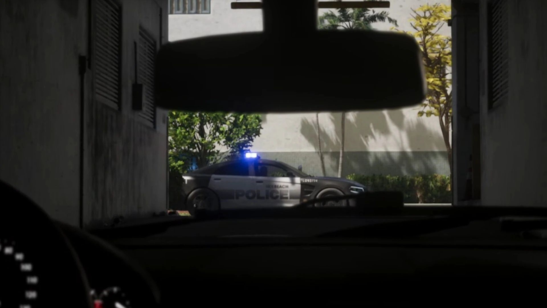 پلیس GTA IV داره تعقیب میکنه، ولی توی VI میتونی با جدا کردن جیسون و لوچیا از هم، همین ماشینا رو گول بزنی.