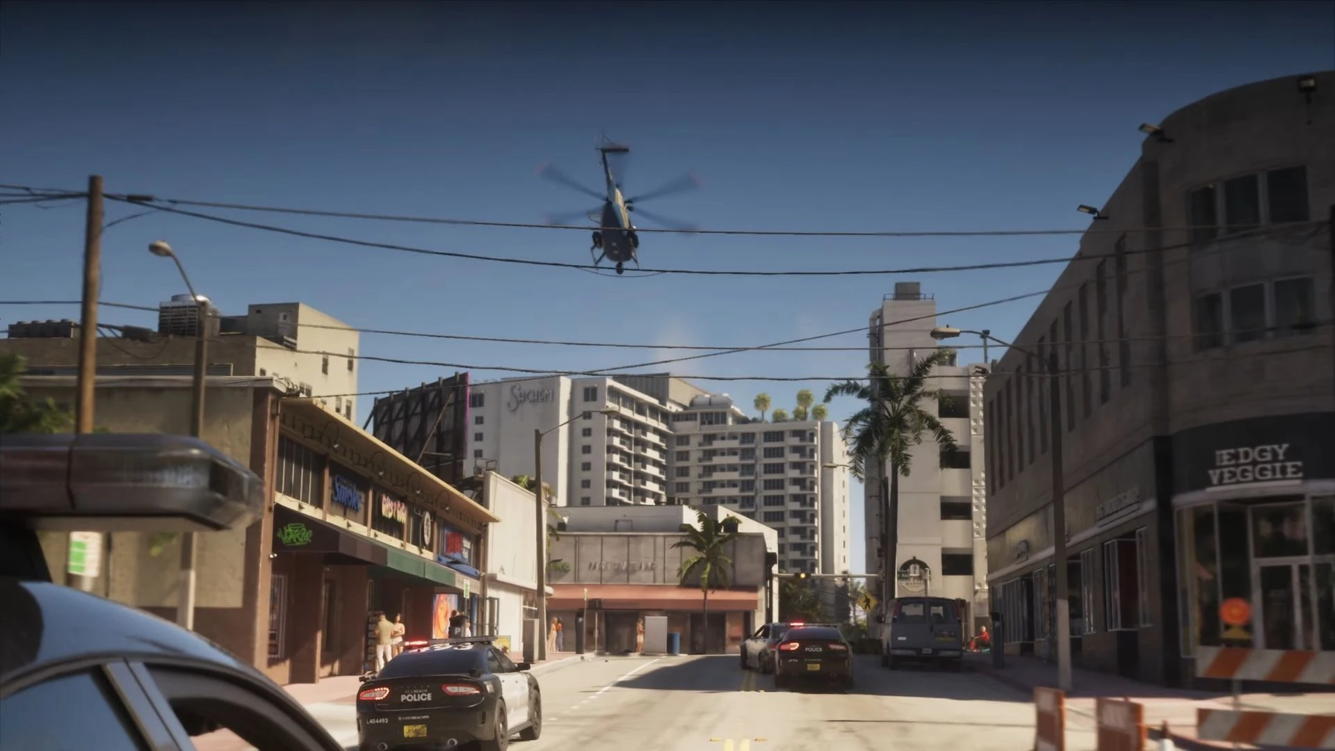 بالگرد پلیس GTA IV از بالا داره رصد میکنه، ولی تاکتیک جدید VI حتی این شاخدرآورا هم دور میزنه.