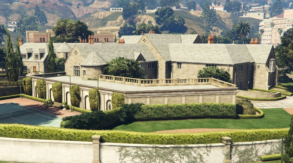 Back of the mansion — probably where those basslines start creeping into the yard.