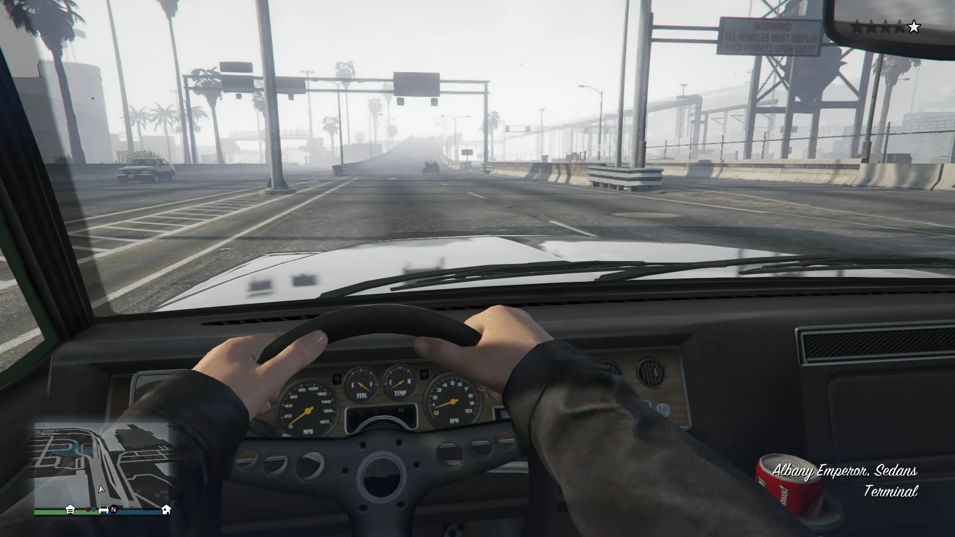 کابین امپراتور GTA V، جایی که میشینی و با خیال راحت به سمت راهبند پلیس گاز میدی.