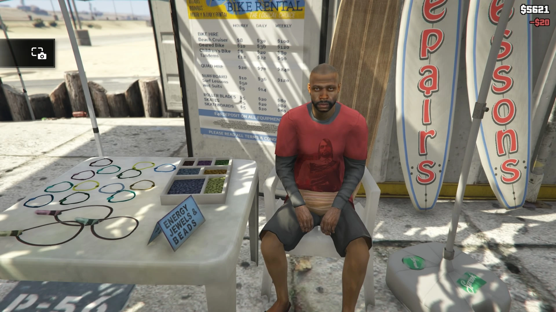 این عکس یه جزئیات کوچیک از دنیای GTA V نشون میده، ولی خب ما اینجا داریم درباره یه ایستر اگ عجیب صحبت میکنیم که راکاستار انداخت توی بازی.