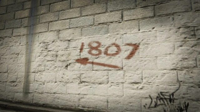 The '1807' graffiti tagged on a Vinewood Hills wall, with its arrow slyly pointing players toward the cursed ranch house — the '07' marking Manson's seven convicted killings.