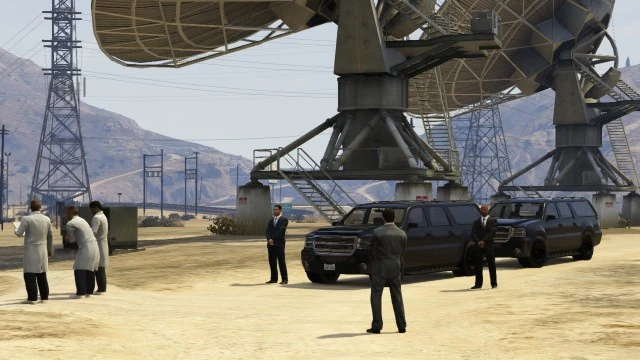یادش بخیر، توی نسخه قدیمی PS3 و Xbox 360 ون‌های FIB اینجا پارک بودن و مامورا با کت مشکی گشت می‌زدن؛ حالا فقط سکوت بیابون مونده.
